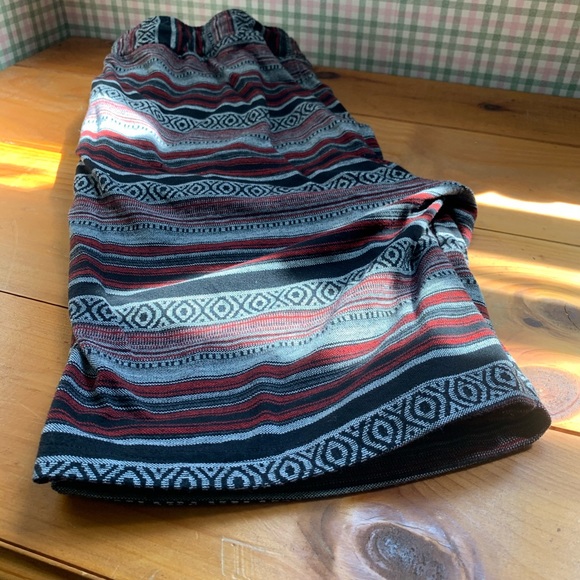 Men’s Aztec print shorts. Men’s size Xl - Picture 6 of 9